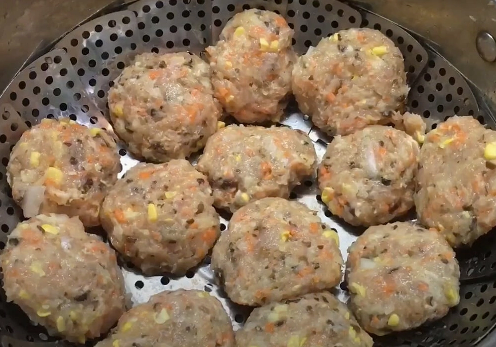 Chiên hoặc hấp chả ức gà rau củ