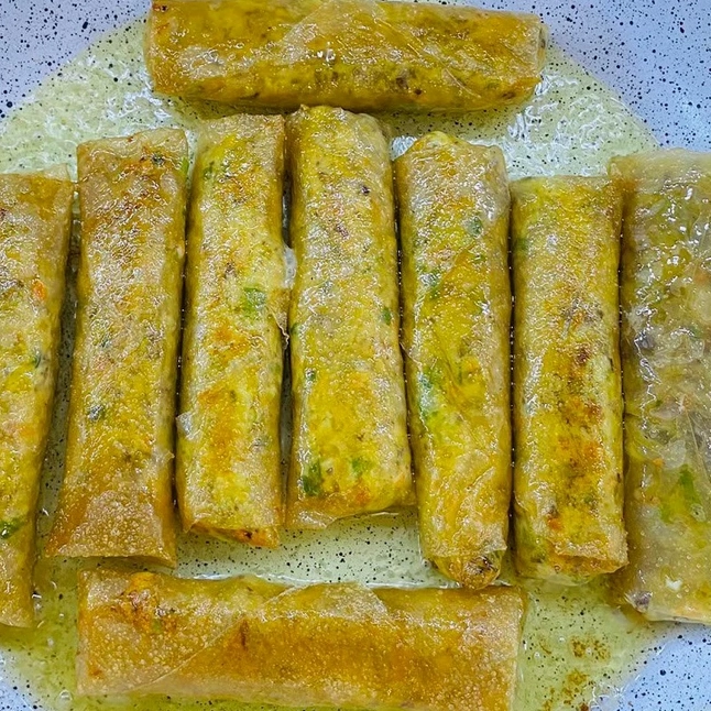 Chiên nem gà ngập dầu để đạt độ giòn hoàn hảo