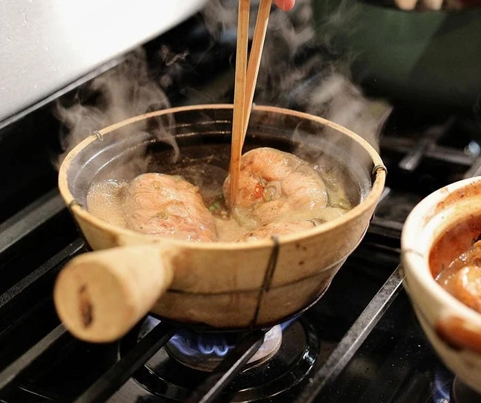 Chiên sơ cá thu lật đều hai mặt trên chảo dầu