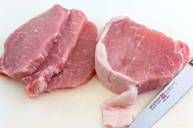 Chiên sườn cốt lết ngập dầu trong chảo