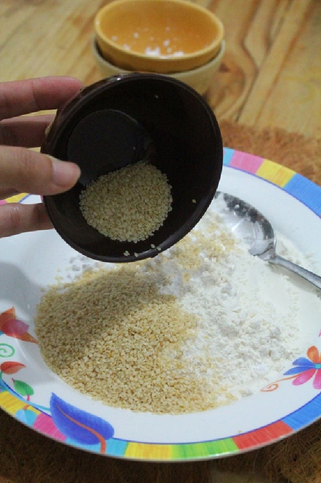 Chiên thịt ếch trong chảo ngập dầu cho vàng giòn