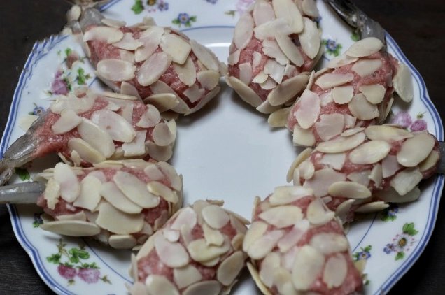 Chiên tôm bọc hạnh nhân trong chảo ngập dầu sôi