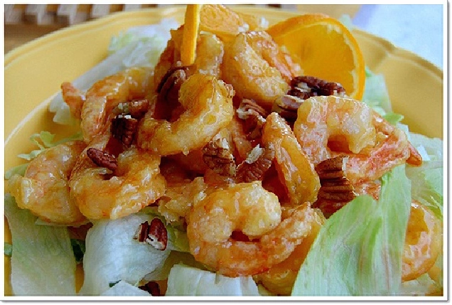 Chiên tôm sú tẩm bột ngập dầu đến khi chín vàng giòn