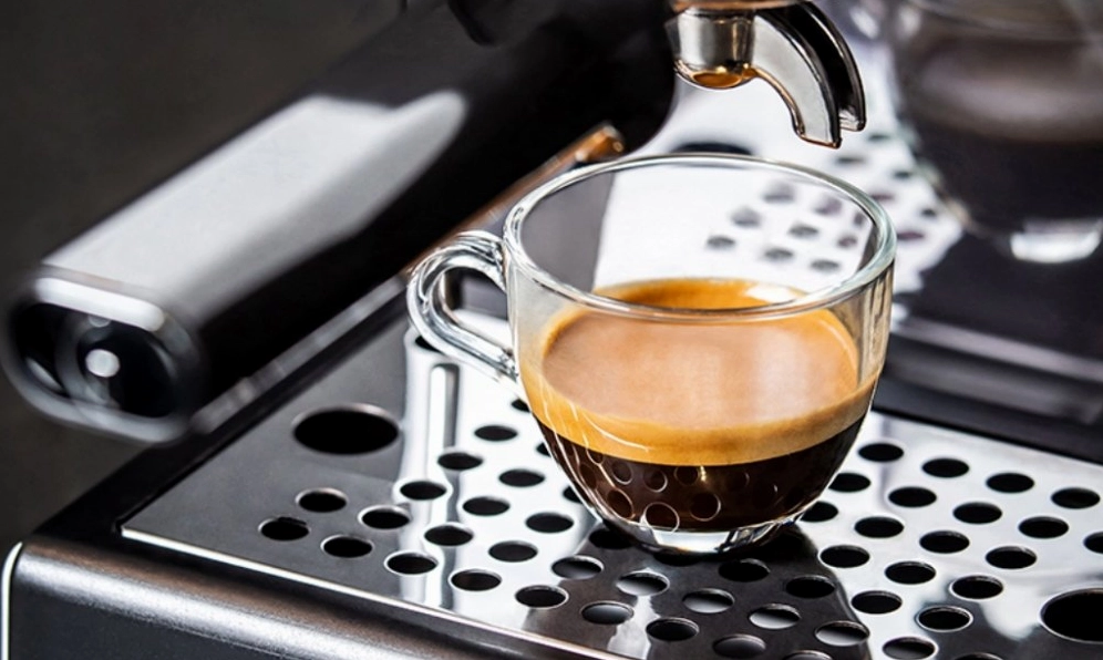 Chiết xuất cà phê espresso bằng máy pha chuyên nghiệp với áp suất cao