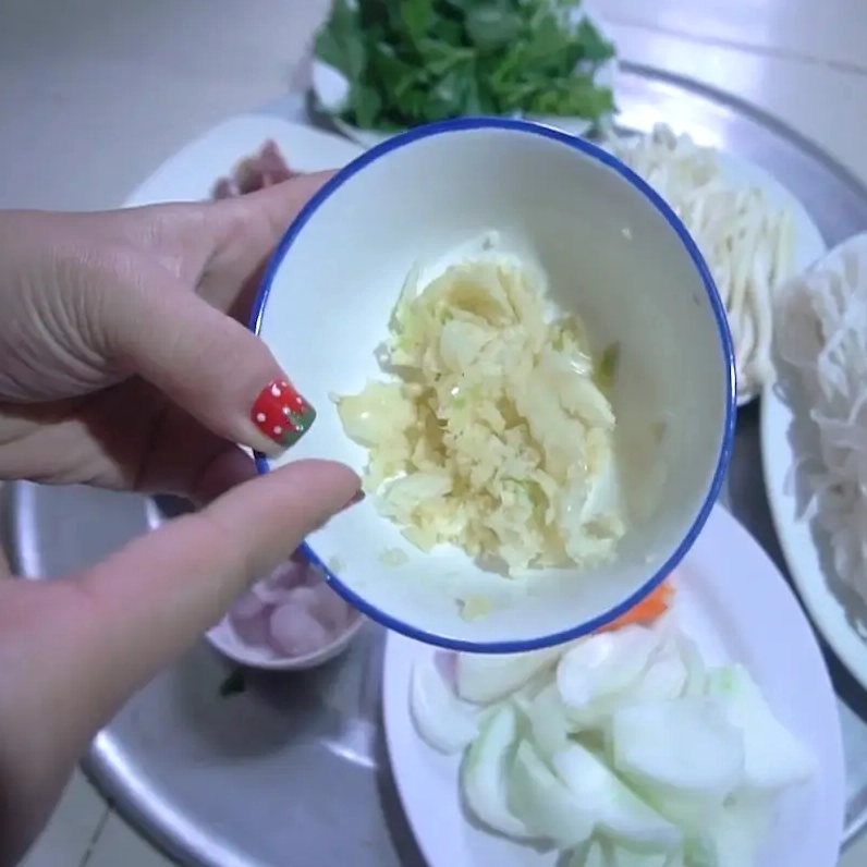 Cho bánh phở vào chảo xào tơi cùng các nguyên liệu
