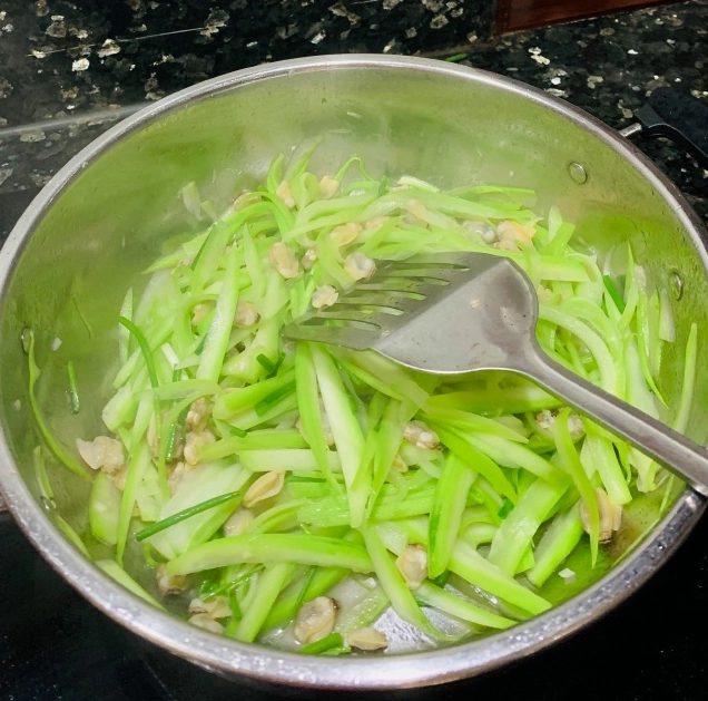 Cho bầu và ngao vào chảo đảo đều tay trên lửa lớn