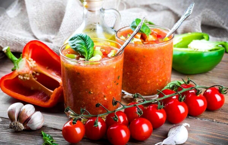 Cho hỗn hợp cà chua sữa chua và mật ong vào máy xay sinh tố