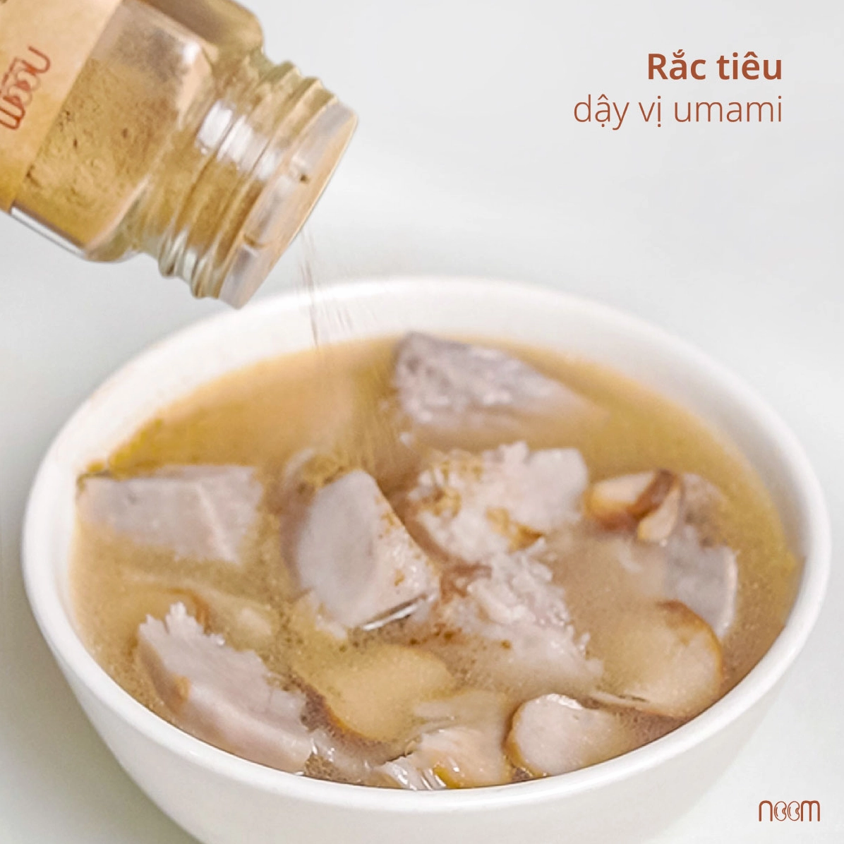 Cho khoai môn vào nồi nước dùng đang sôi để nấu chín mềm