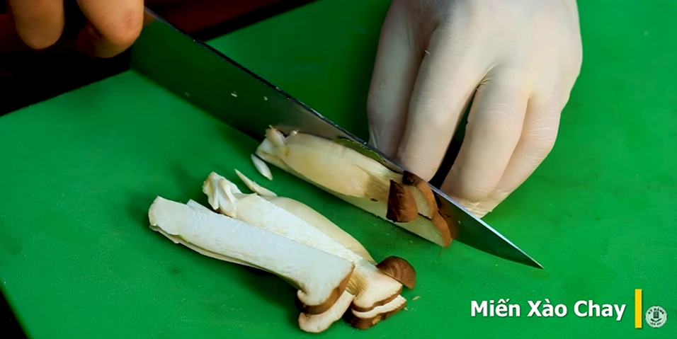 Cho miến dong vào chảo xào đều tay cùng hỗn hợp rau củ thập cẩm