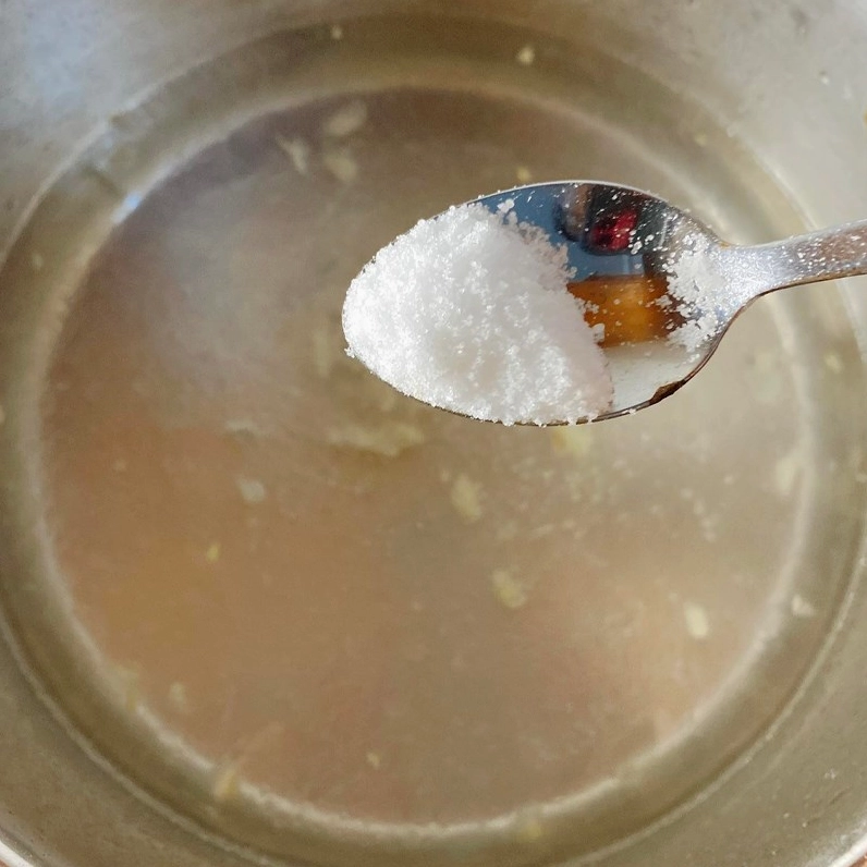Cho rau lang vào nồi nước dùng đang sôi