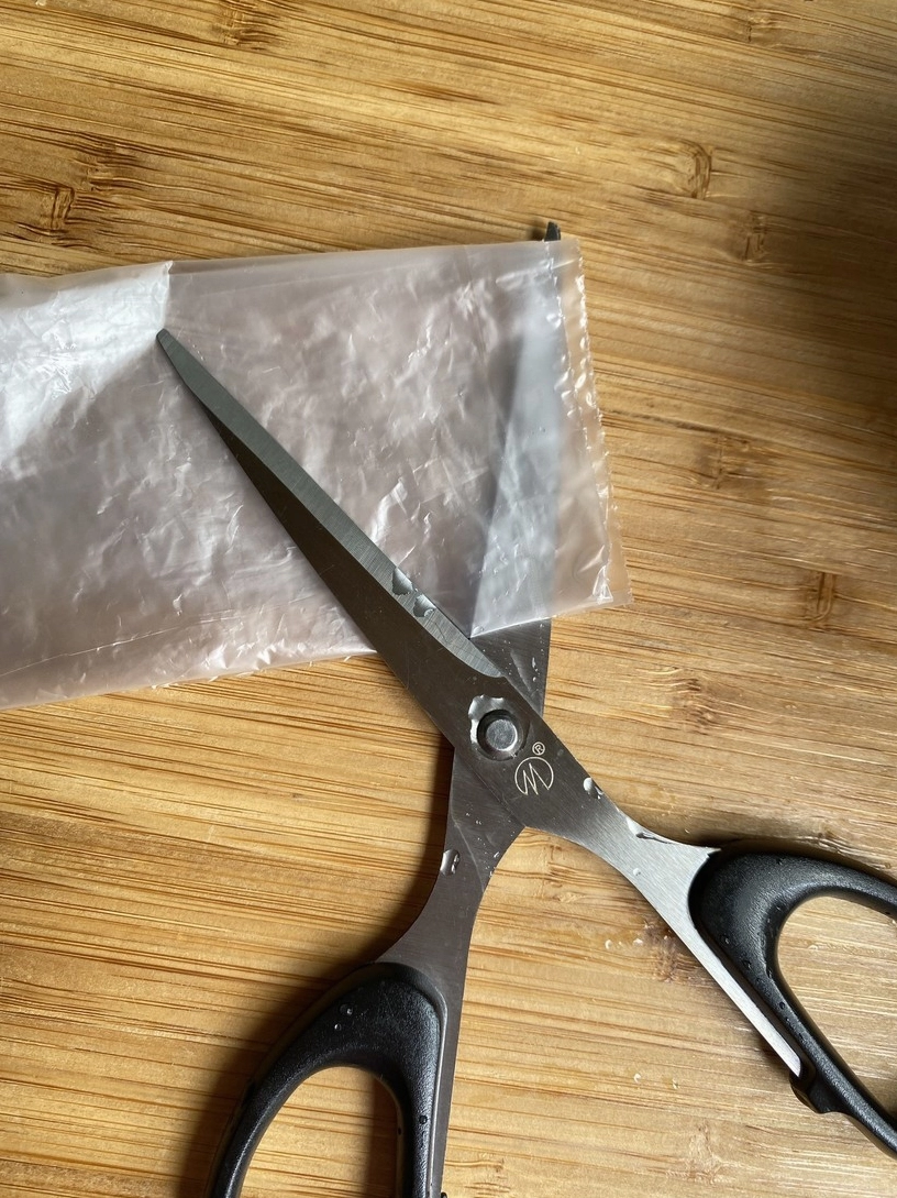 Cho toàn bộ hỗn hợp thịt mọc đã trộn đều vào trong túi nilon