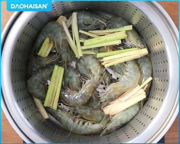 Cho tôm đã sơ chế vào luộc với sả