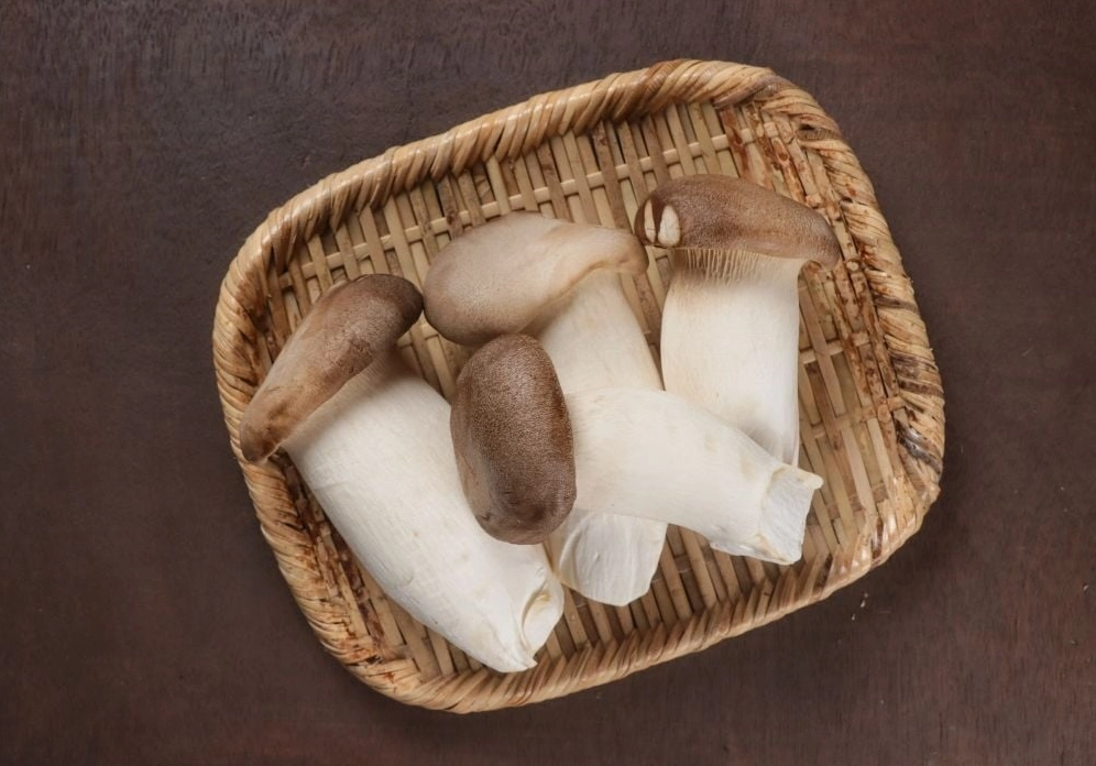Chọn nấm đùi gà có màu trắng ngà và không bị thâm đen