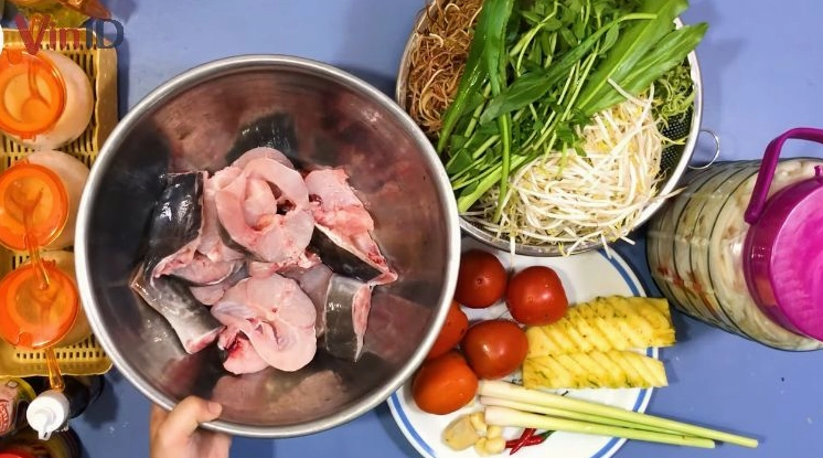 Chuẩn bị đầy đủ các loại nguyên liệu tươi ngon để nấu lẩu cá lăng