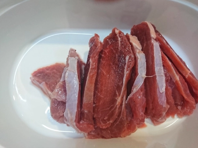 Chuẩn bị đầy đủ thịt gà tươi và các loại gia vị cơ bản để làm bít tết