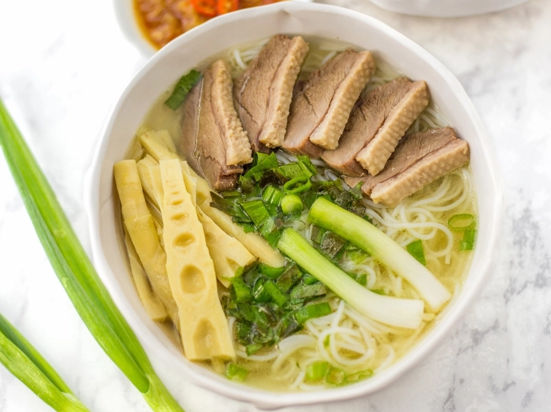 Chuẩn bị đầy đủ thịt vịt măng và các loại rau ăn kèm