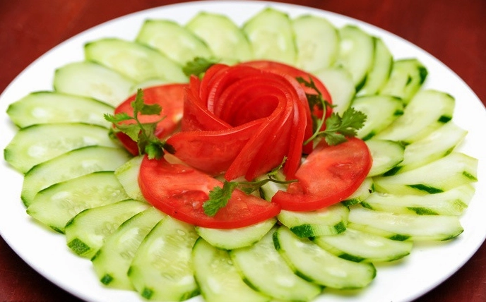 Chuẩn bị dưa chuột và cà chua tươi ngon để làm salad