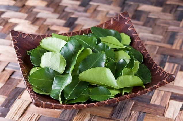 Chuẩn bị lá chanh sả gừng để hấp tôm
