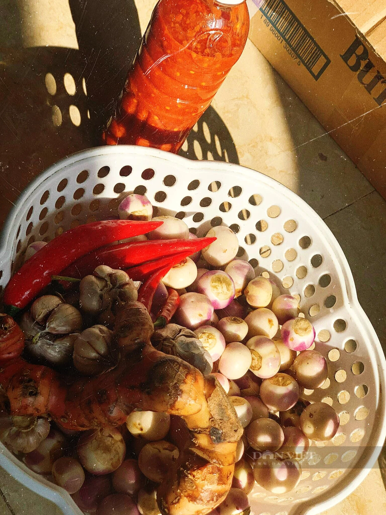 Chuẩn bị nguyên liệu làm cà dầm tương gồm cà pháo tươi tỏi ớt và gia vị