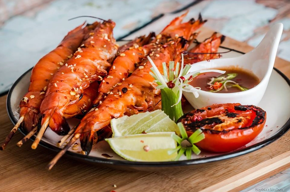 Chuẩn bị nguyên liệu làm món tôm nướng muối ớt xiên que tươi ngon