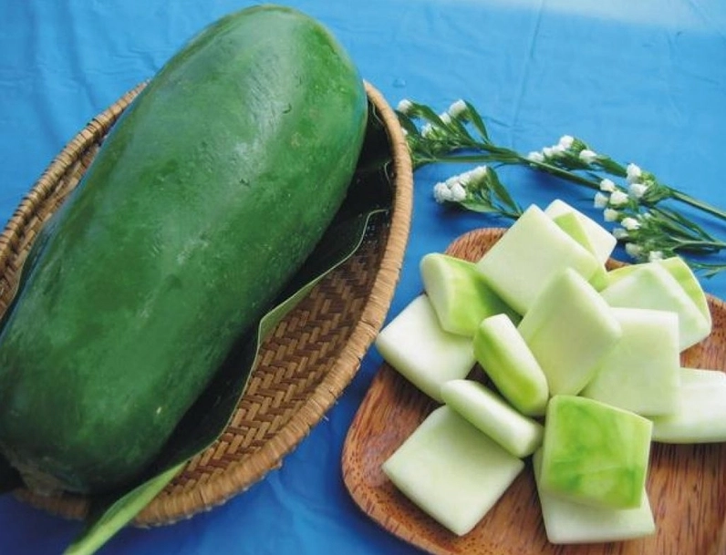 Chuẩn bị nguyên liệu làm móng giò hầm đu đủ lợi sữa cho mẹ