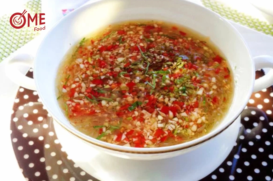 Chuẩn bị nguyên liệu pha nước chấm nem rán gồm tỏi ớt chanh đường nước mắm