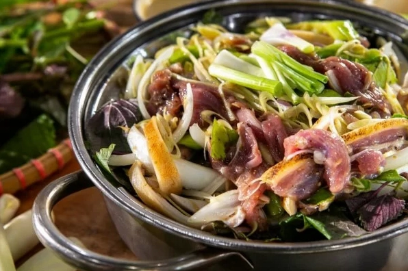 Chuẩn bị thịt dê tươi ngon cùng lá tía tô và các loại gia vị cần thiết