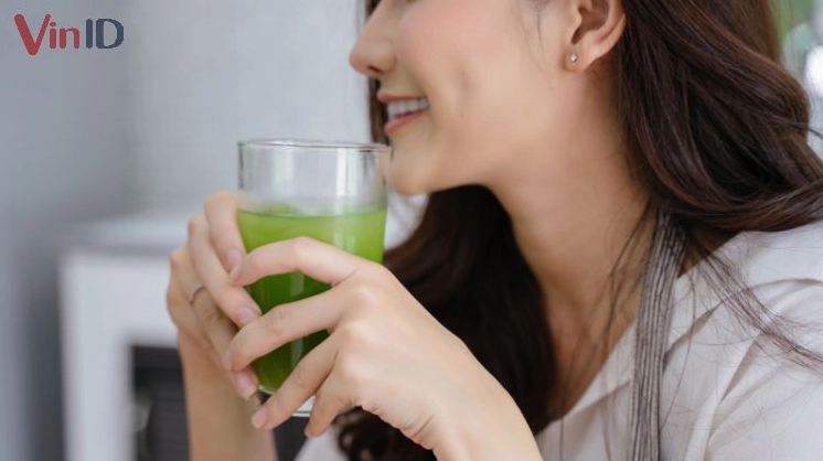 Cô gái đang vui vẻ thưởng thức ly nước ép cóc tươi mát