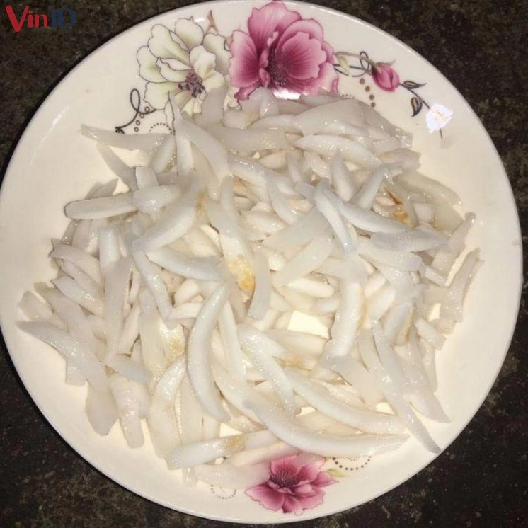 Cơm dừa non được thái sợi nhỏ