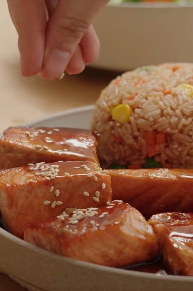 Công đoạn áp chảo cá hồi trên chảo nóng với lớp da vàng giòn đẹp mắt
