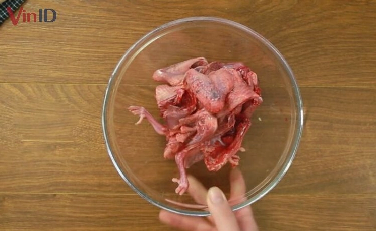 Công đoạn chặt và băm nhỏ thịt chim bồ câu để xào cùng nấm hương
