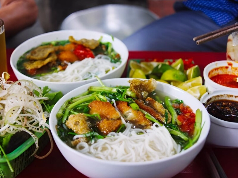 Công đoạn chiên cá rô đồng cho vàng giòn để ăn kèm với bún
