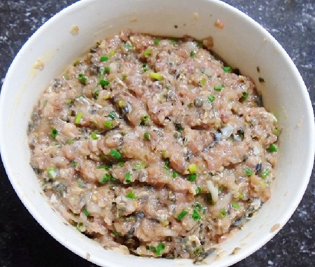 Công đoạn cuốn chả ếch bằng lá lốt