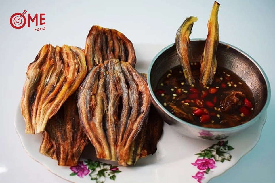 Công đoạn dầm me lấy nước cốt