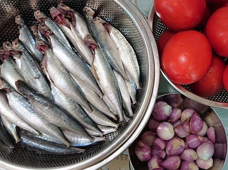 Công đoạn làm sạch cá nục cẩn thận trước khi chế biến