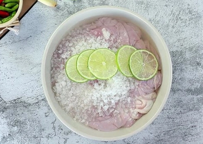 Công đoạn làm sạch ruột lòng non bằng muối và chanh để khử sạch mùi hôi tanh