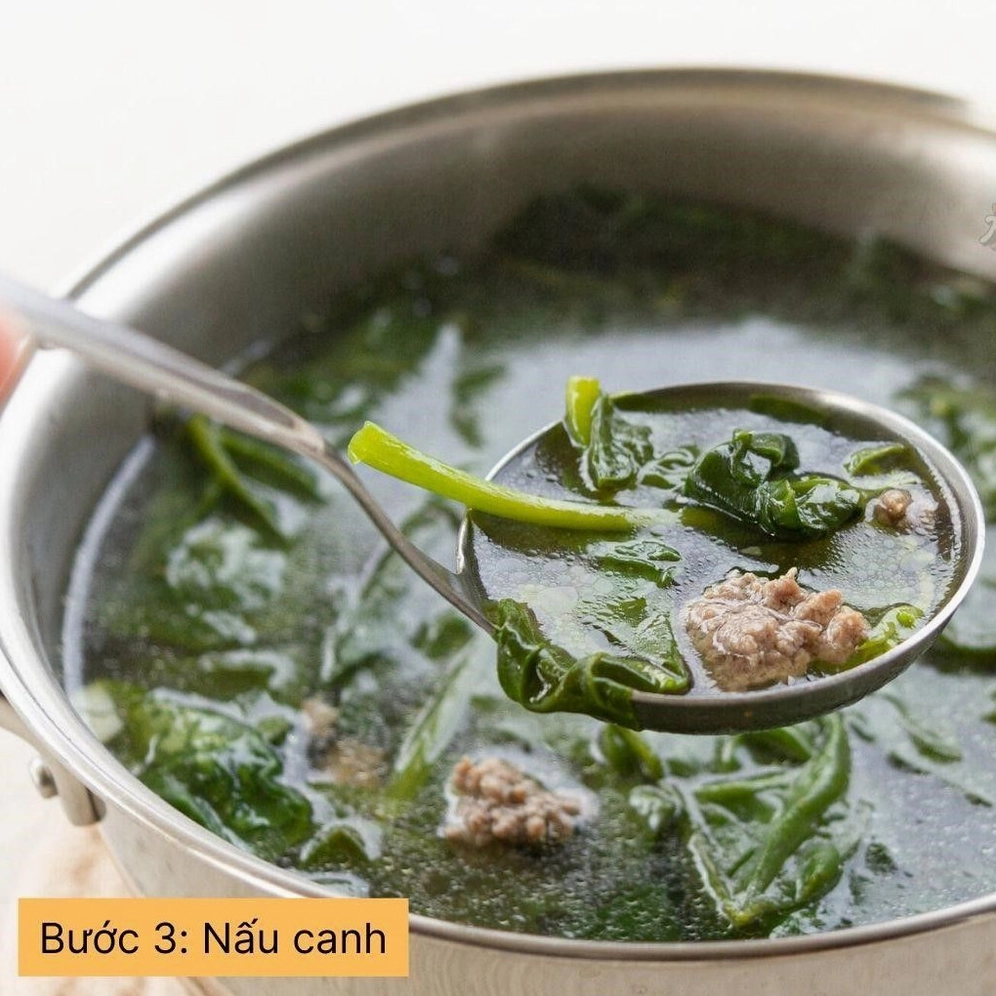 Công đoạn nấu canh rau dền thịt băm với nước dùng sôi sùng sục