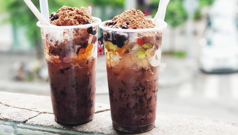 Công đoạn nấu xốt cacao đặc kẹo cần sự tỉ mỉ và khéo léo