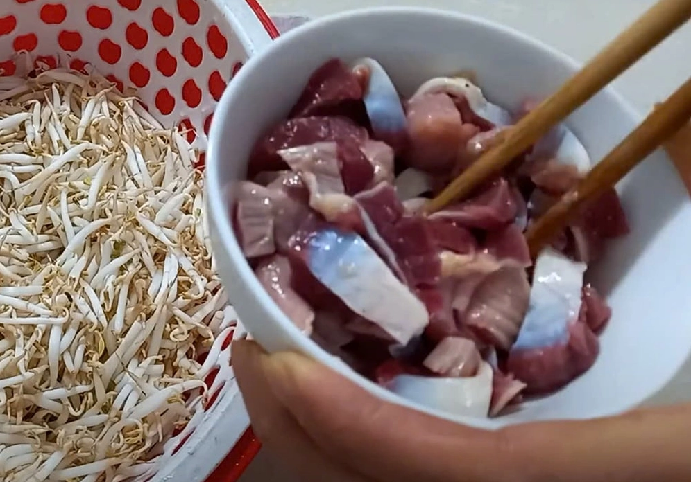 Công đoạn sơ chế và tẩm ướp mề kỹ lưỡng giúp món ăn thêm đậm đà