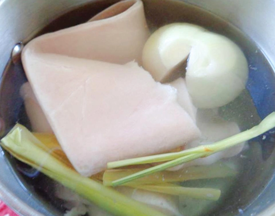 Công đoạn trộn đều hỗn hợp thịt và bì lợn cùng các loại gia vị