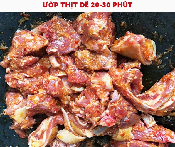 Công đoạn ướp thịt dê với sa tế và các loại gia vị