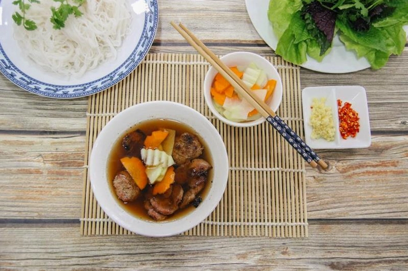 Công đoạn vo viên thịt nạc vai xay để làm chả viên nướng