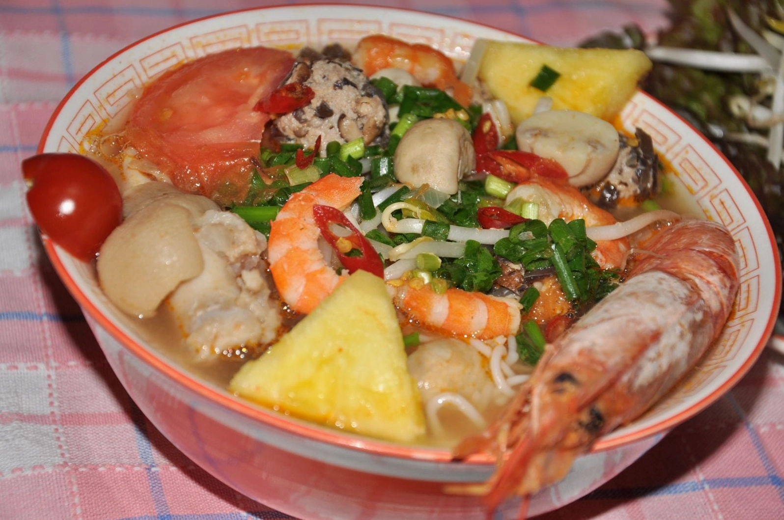 Công đoạn xào tôm cùng mộc nhĩ nấm hương thơm lừng