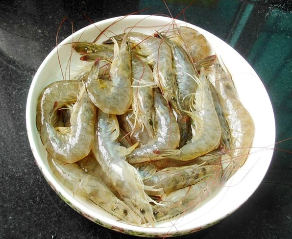 Công đoạn xiên tôm vào que tre thật thẳng để chuẩn bị mang đi nướng