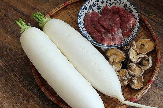 Củ cải nhồi thịt được xếp ngay ngắn trên đĩa chuẩn bị đem đi hấp