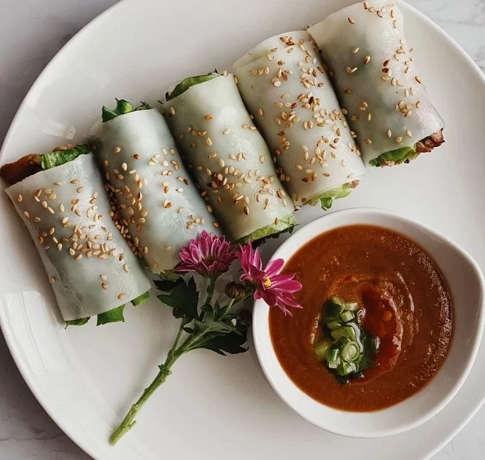 Cuộn bánh ướt trắng ngần ôm trọn nhân thịt nướng hấp dẫn chấm cùng tương đậu phộng