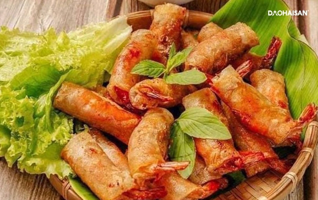 Cuốn chả ram tôm đất với bánh tráng mỏng