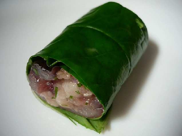 Cuốn thịt lươn vào lá lốt cẩn thận