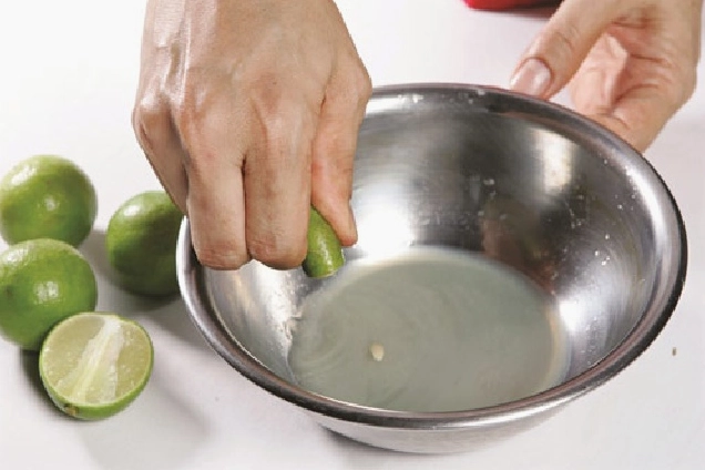 Đảo đều ếch chiên với hỗn hợp sốt nước mắm keo sánh
