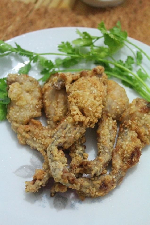 Đảo đều ếch đã chiên giòn cùng nước xốt me sánh mịn
